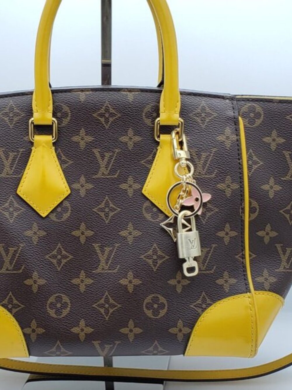 LV Gold Padlock 🔑 Authentic Louis Vuitton Charm + Unbranded Flower Keychain - Picture 3 of 11